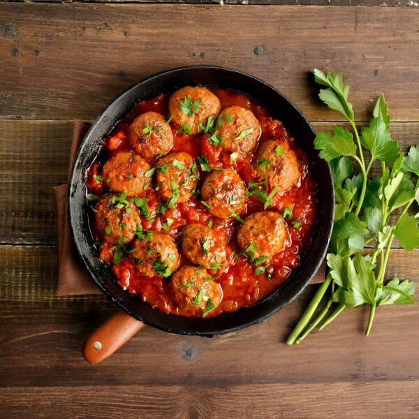 Beef Meatballs in a tomato basil Napoli w/ penne pasta (450g)