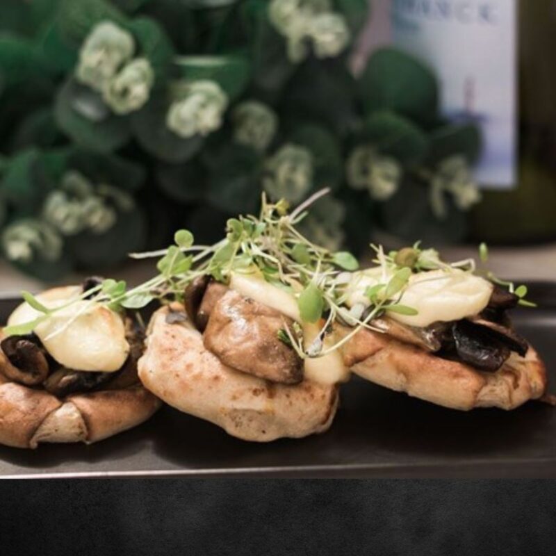 Mini pizzetta of mushroom, truffle and bocconcini (v)